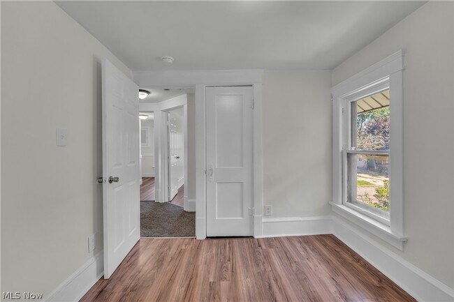 Building Photo - 1296 W Wilbeth Rd
