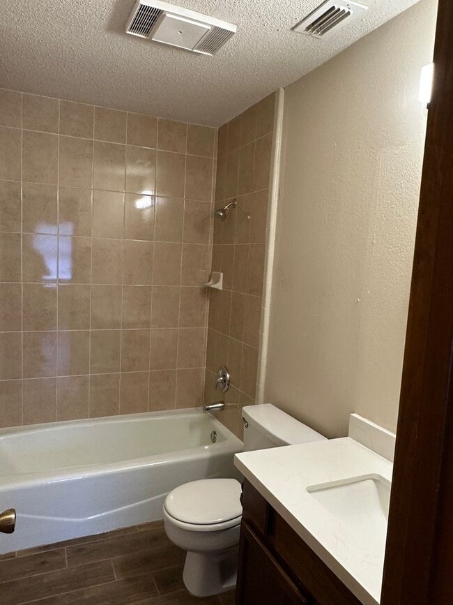 Building Photo - 1006 Fairway Dr