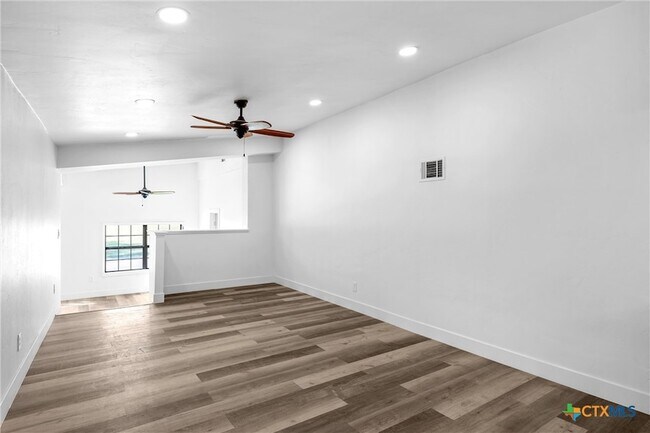 Building Photo - 1524 E Avenue B