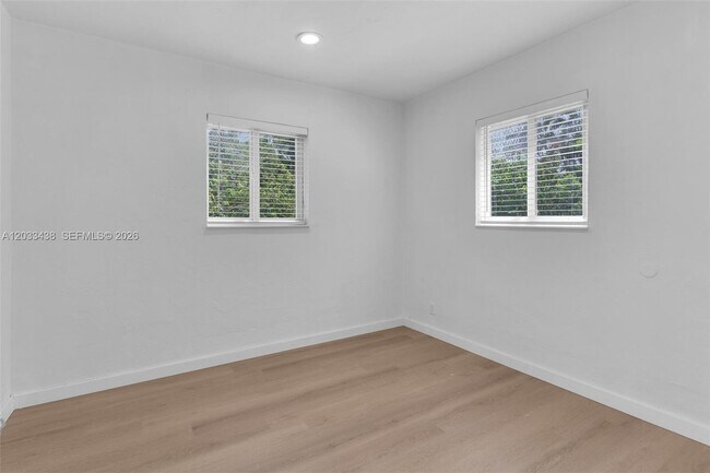 Building Photo - 401 SW 25th Ave