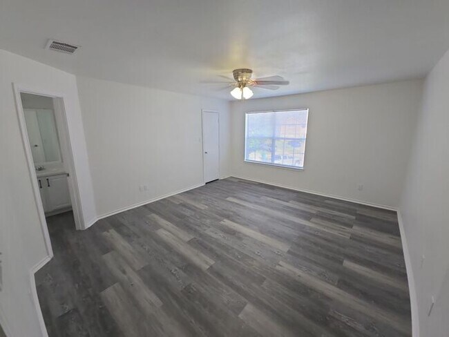 Building Photo - Spacious 4-Bedroom Home with Large Backyar...