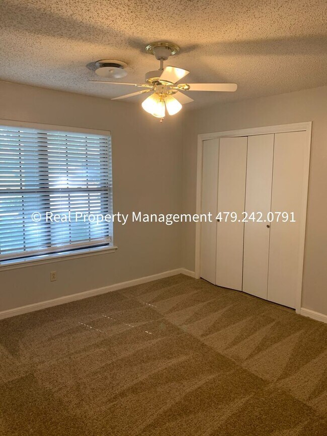 Building Photo - RENT READY! Charming 3 bed 2 bath home in the Eastside of Fort Smith!