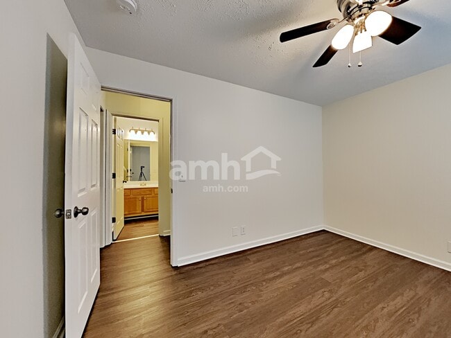 Building Photo - 916 Springs Hill Way