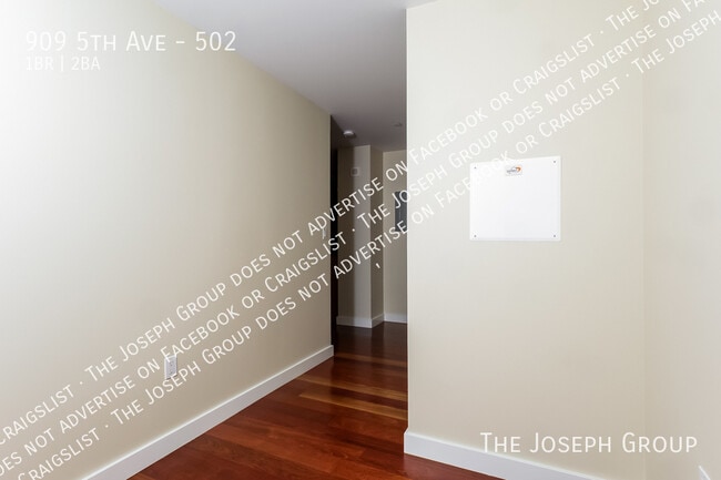 Building Photo - 909 5th Ave