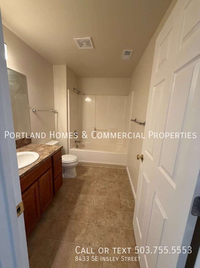 Building Photo - 8433 SE Insley St