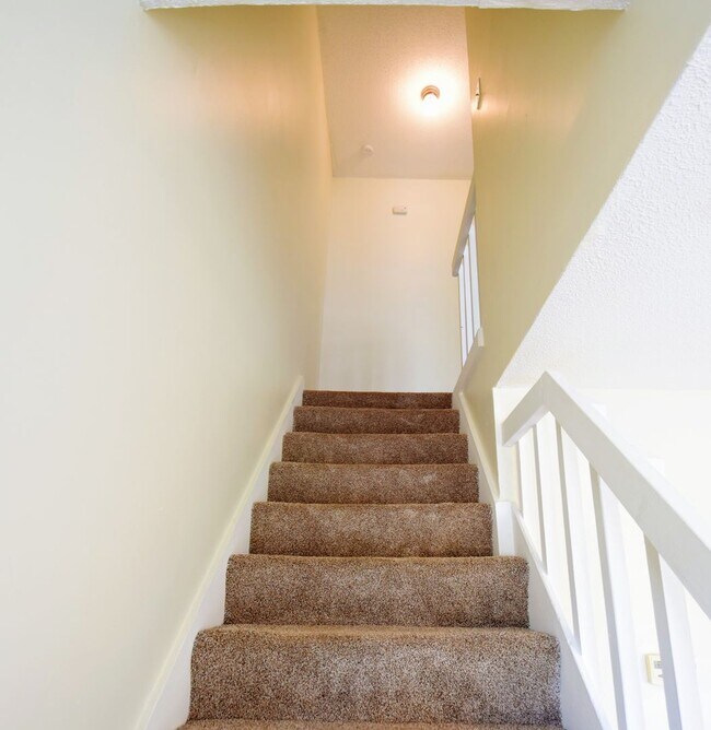 Building Photo - Abbey Lane-50% off first full month rent.