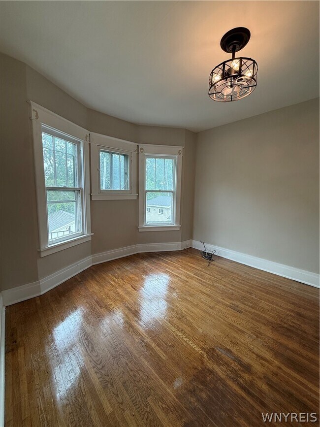 Building Photo - 579 Crescent Ave