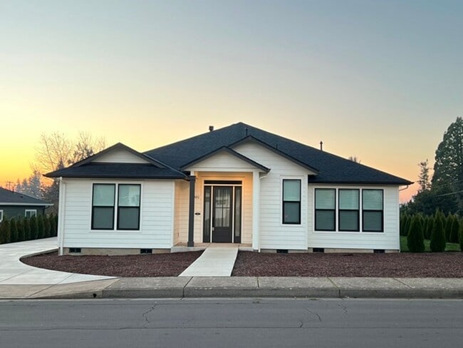 Primary Photo - 3Bd/2Ba Single Story House - Available to ...