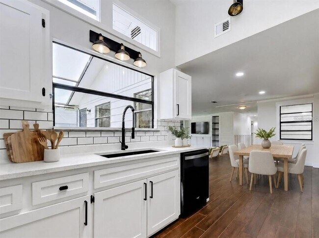 Building Photo - 12756 Poinsettia Ave