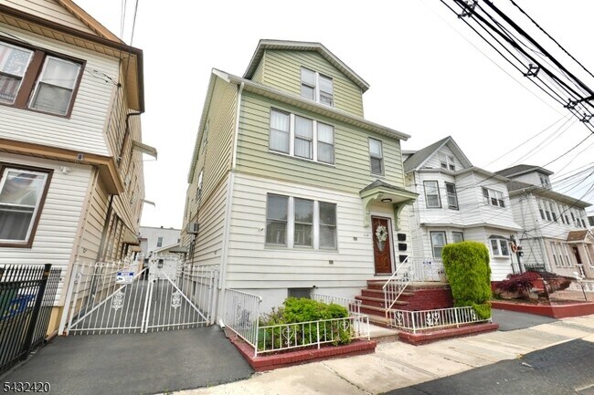 Building Photo - 428 N 12th St