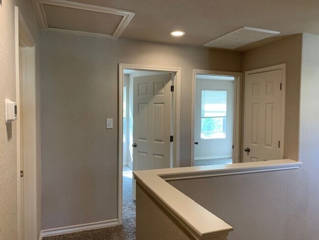 Building Photo - Town home for rent
