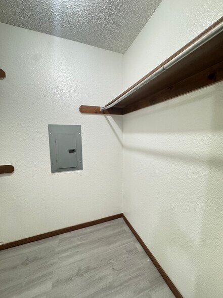 Building Photo - 9915 Larkspur Ln