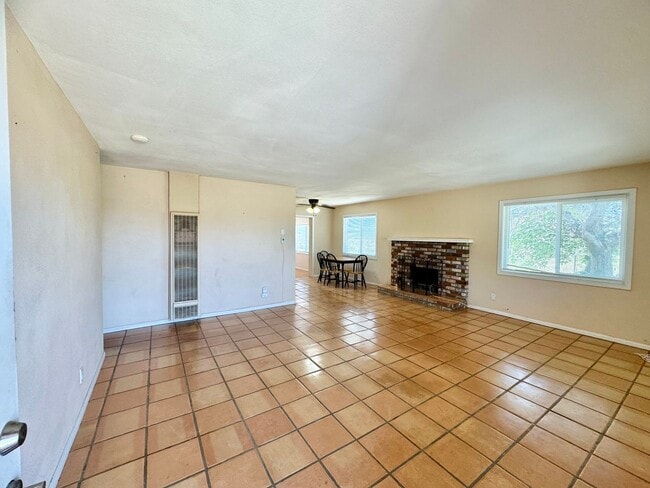 Building Photo - Come soon! 2 Bedroom home