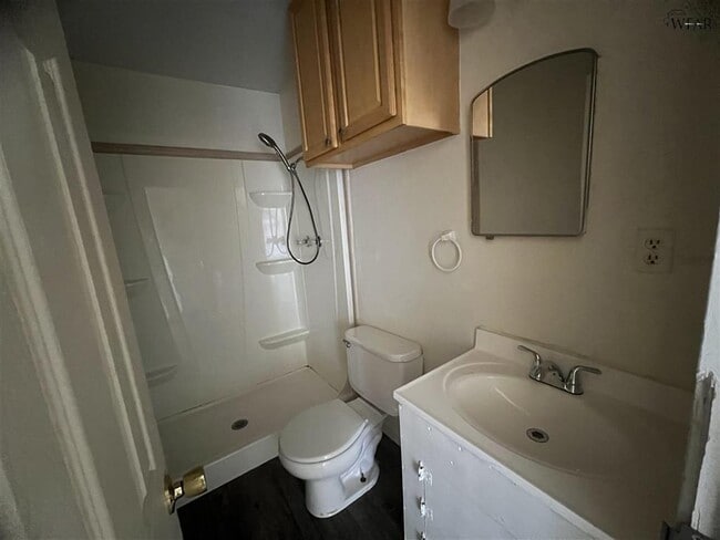 Building Photo - 1421 Tanbark Rd