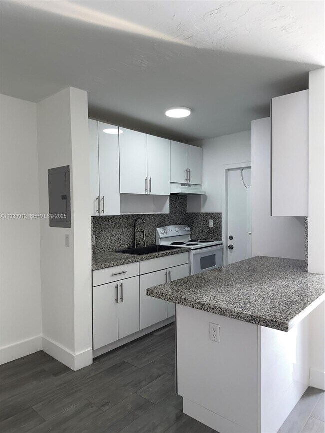 Building Photo - 1895 Venice Park Dr