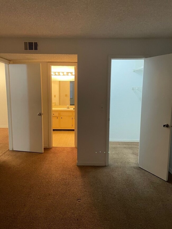 Building Photo - Venetian place two bedroom Condo