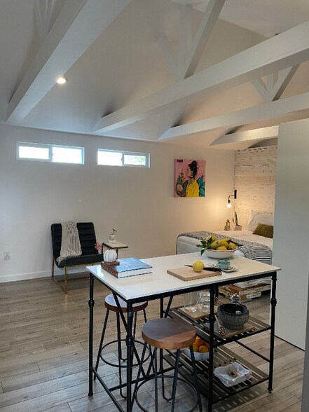 Building Photo - 463 Menker Ave
