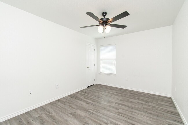 Building Photo - 527 Lost Trl