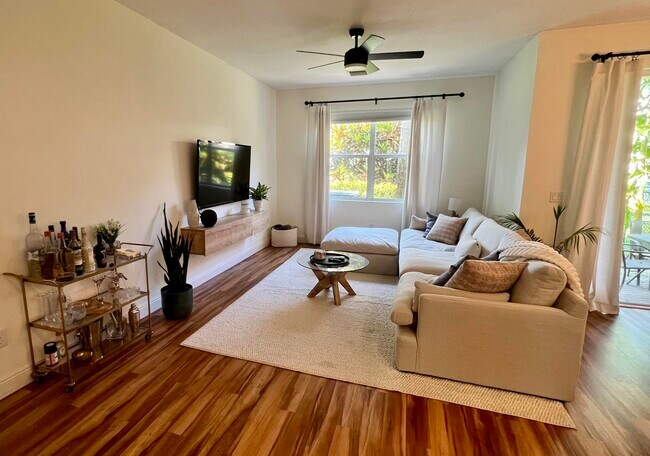 Building Photo - 6086 Seminole Gardens Cir