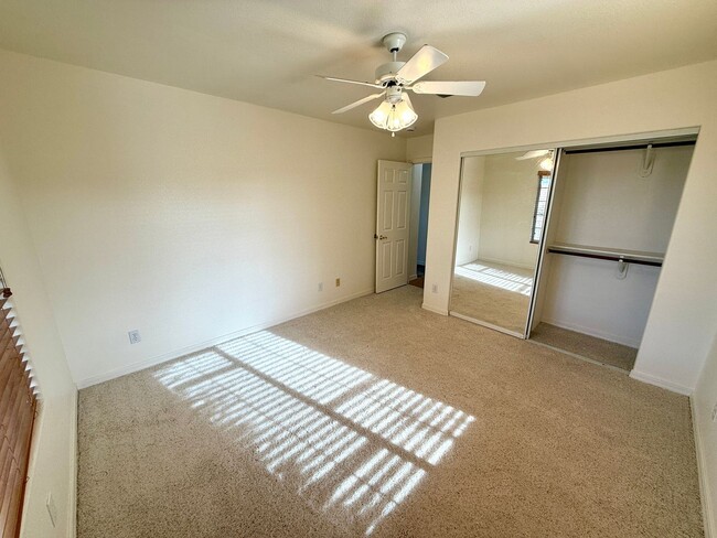 Building Photo - Spacious 3 Bedroom Home in Kingman Foothil...