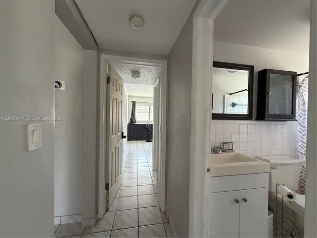 Building Photo - 1430 NE 170th St