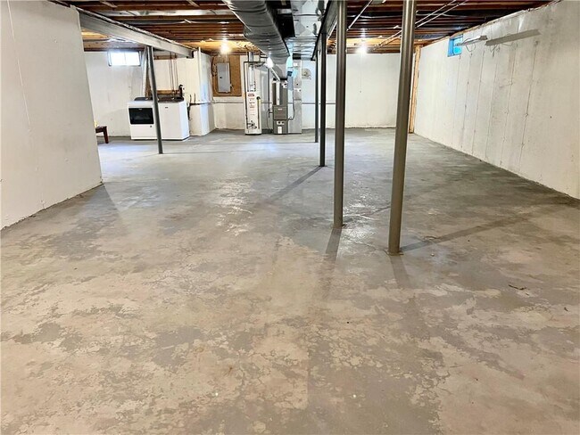 Building Photo - 65 Carriage Trl