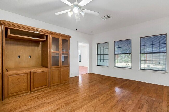 Building Photo - 721 Somerset Dr