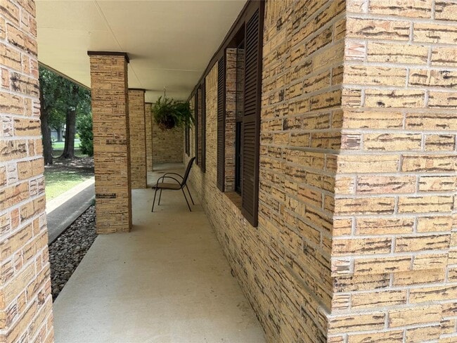 Building Photo - 331 Live Oak Dr