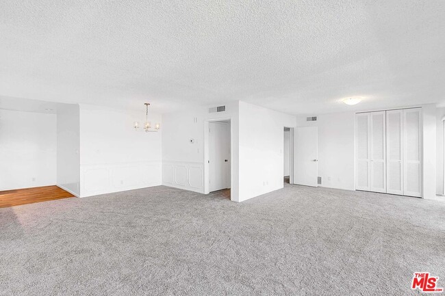 Building Photo - 825 S Gretna Green Way