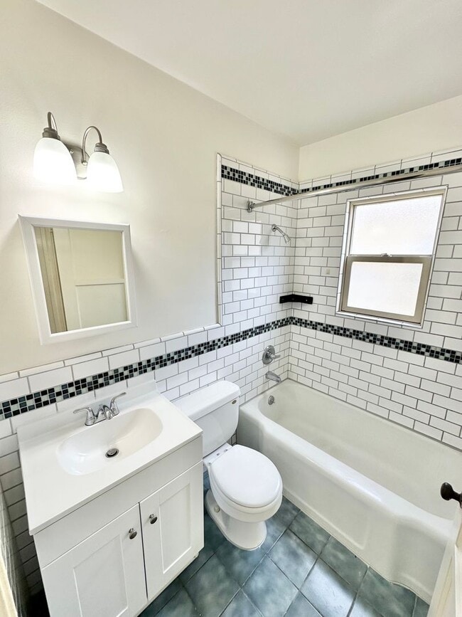 Building Photo - Private & Secured 2 Bedroom Apartment in Alamitos Beach