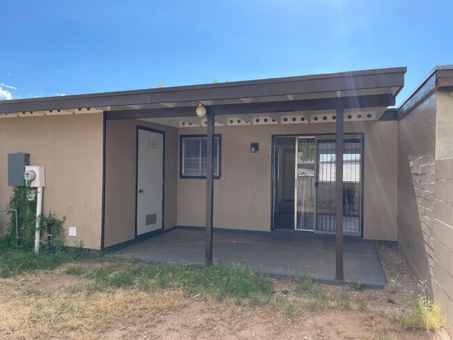 Building Photo - Charming 3Bdm 2Ba Single Story Townhome