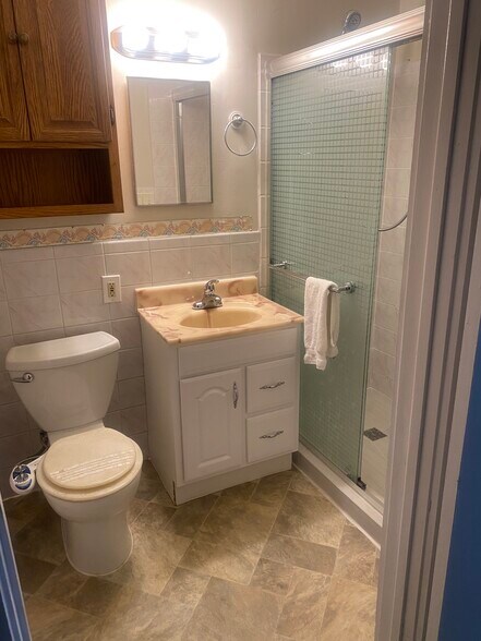 Building Photo - 204 Palisades Dr