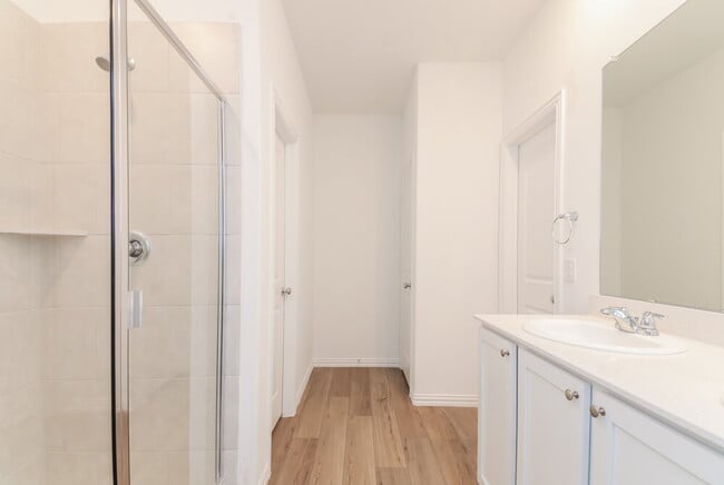 Building Photo - 1110 Daffodil St