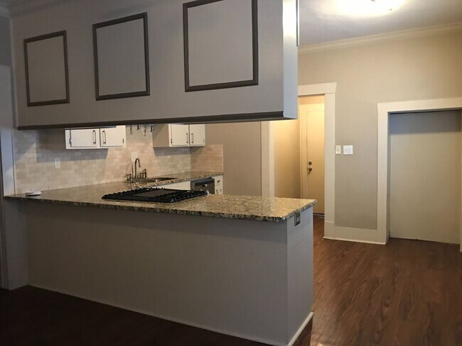 Building Photo - Super cute and updates throughout....