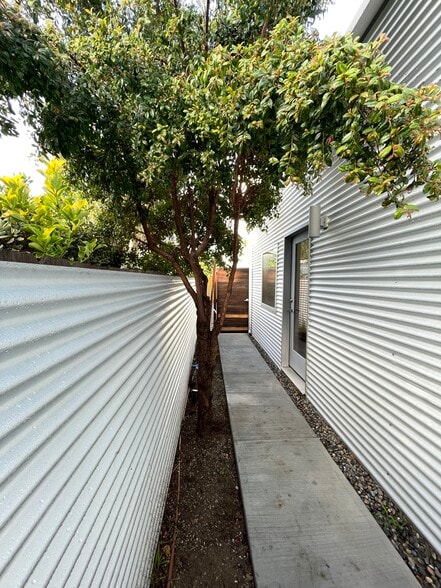 Access with entry - 2725 Dalton Ave