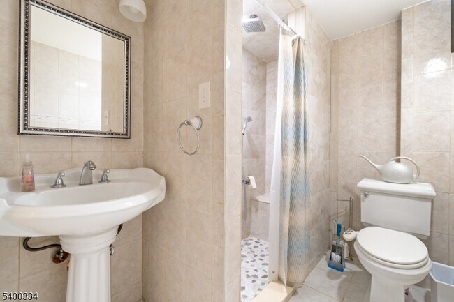 Building Photo - 14 Ford Rd