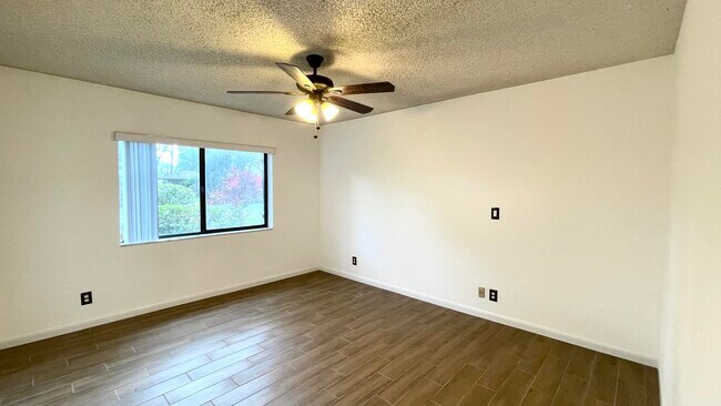 Building Photo - 7539 Greenlake Way