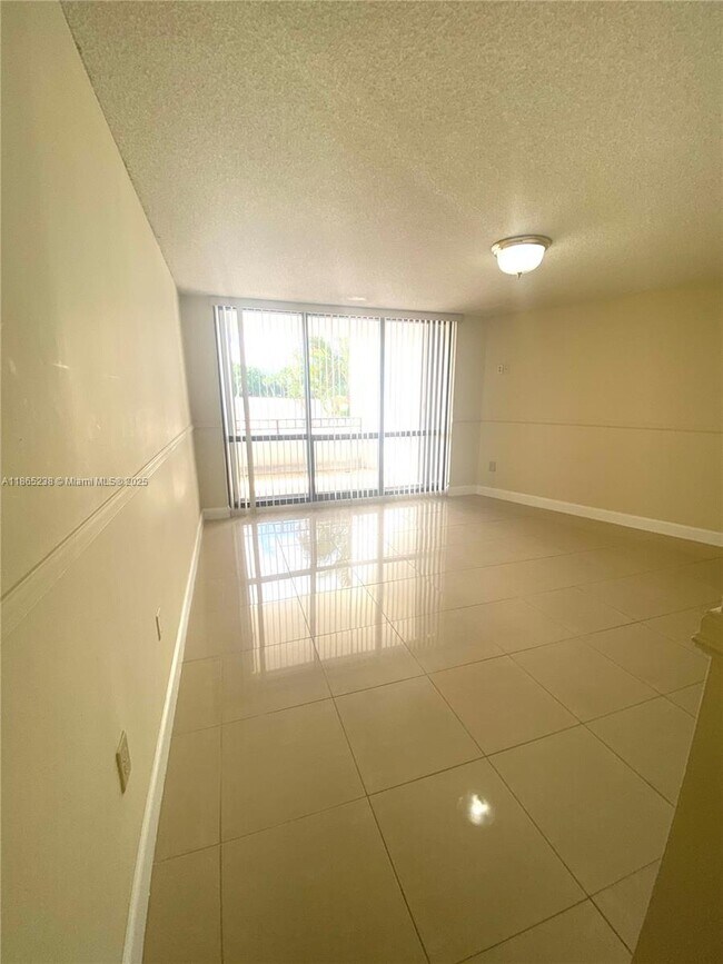 Building Photo - 13953 Kendale Lakes Cir