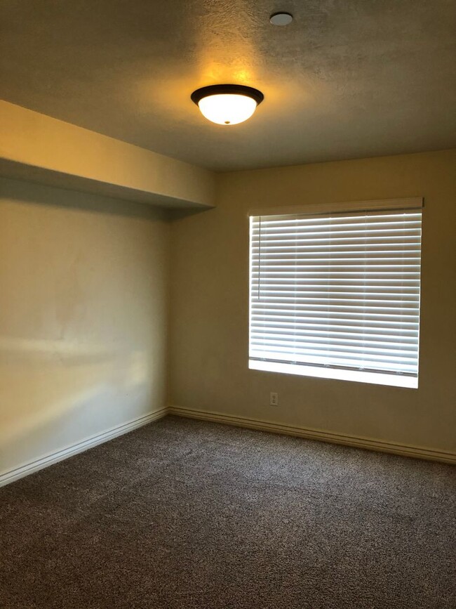 Building Photo - Darling Pleasant Grove Condo Move In Ready!!