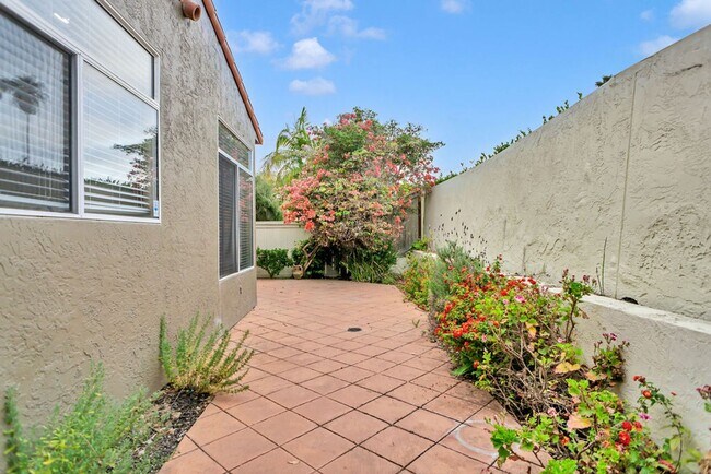 Building Photo - Beautiful 3 Bedroom/2.5 bath  detached hom...