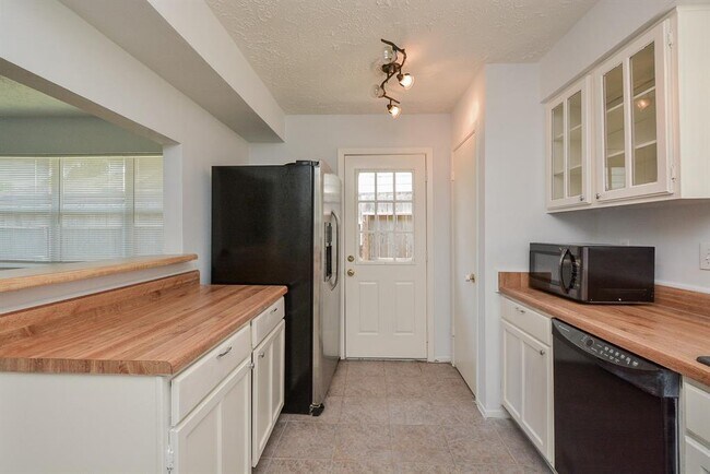 Building Photo - 15702 Timber Rock Dr