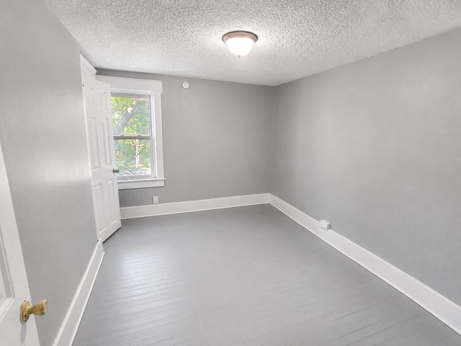 Building Photo - 1400 Pondview Ave