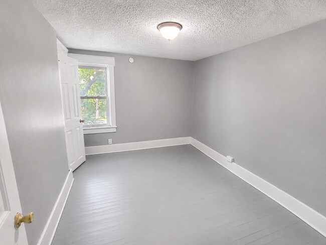 Building Photo - Three-bedroom one bathroom home for rent