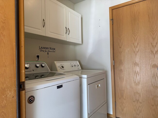 Building Photo - Beautiful 3 beds, 2.5 baths 6 minutes to V...