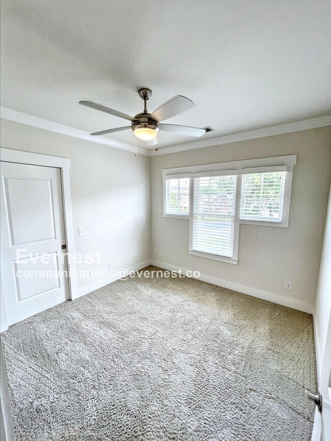 Building Photo - Spacious Town Home with Fenced Yard and Ample Parking