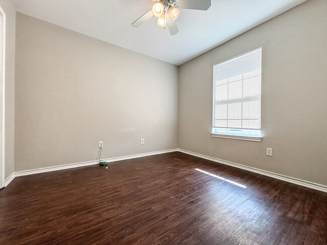Building Photo - 1133 Misty Acres Dr