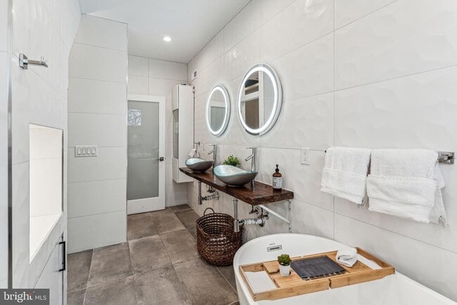 Building Photo - 1514 S Bambrey St