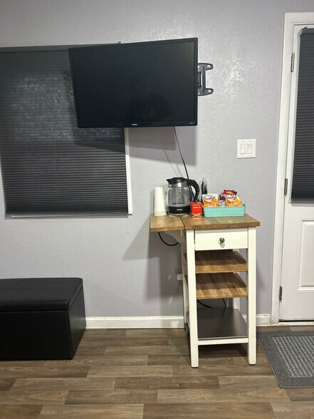 Building Photo - 2205 W Adams St