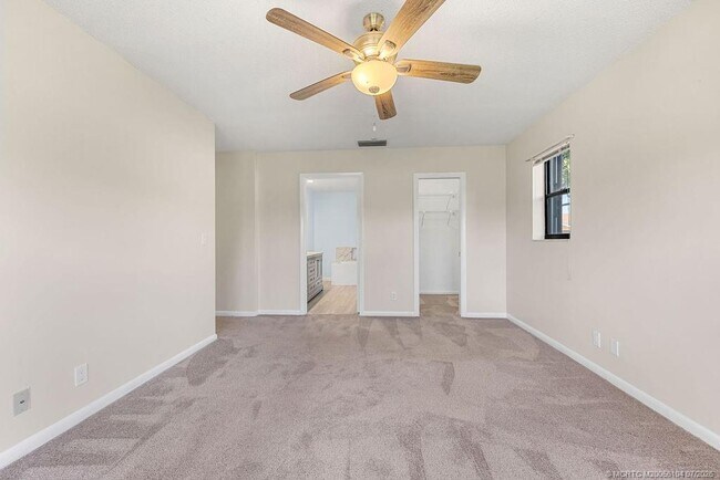 Building Photo - 2386 SW Creekside Dr