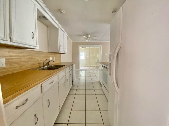 Building Photo - 3 bed 1 bath 2 car garage now available in...